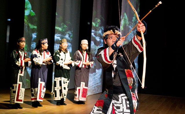 舞踊公演「弓の踊り」　提供：（公財）アイヌ民族文化財団