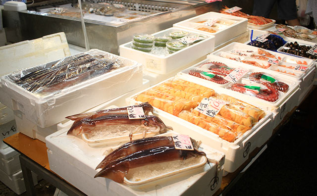 仙台朝市　新鮮な魚介類の並ぶ魚市場
