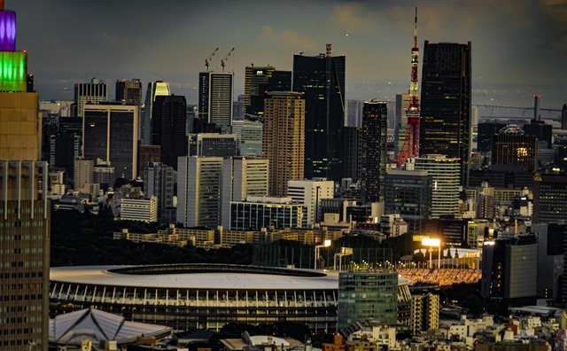 東京都庁の展望台から見える新宿の都市風景と夕景
