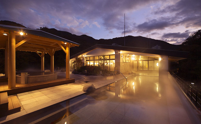 箱根湯本温泉「天成園」の屋上天空大露天風呂