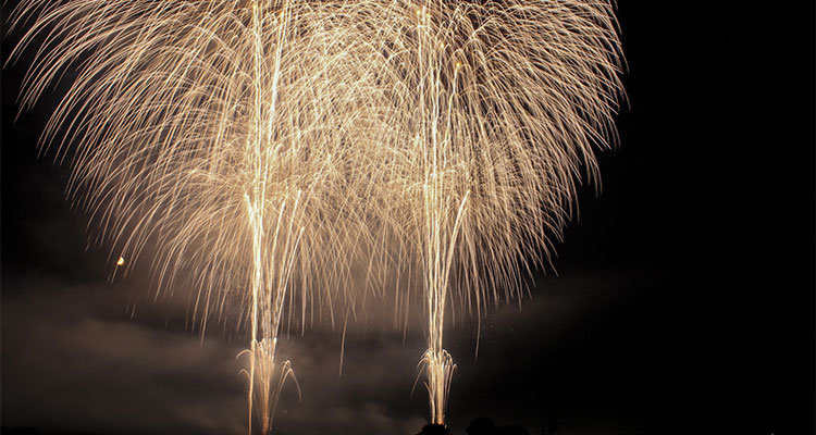 「酒田花火ショー」は最上川の河川敷から観られる大迫力の花火ショーのイメージ