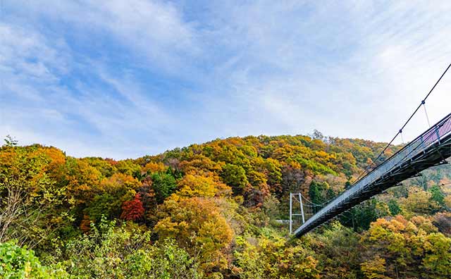 吊り橋を渡って自然の美しさを満喫できる「横川渓谷（やまびこ吊り橋）」のイメージ
