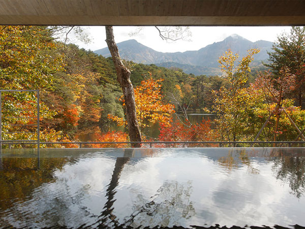 紅葉を眺められる温泉12選。大自然も観光スポットも楽しめる宿のイメージ
