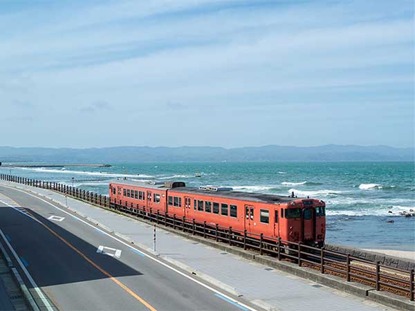 海と列車の絶景スポット。富山・雨晴海岸を巡り写真を撮る旅へ