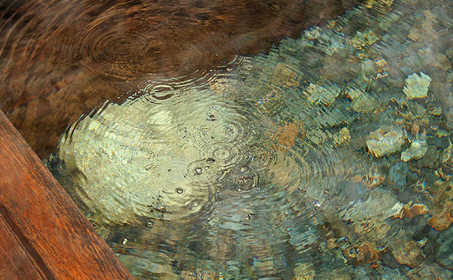 長寿館　玉砂利の間から湧き上がる湯のイメージ