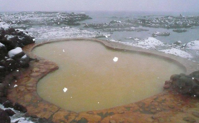 黄金崎不老ふ死温泉　海辺の露天風呂 雪景色 のイメージ