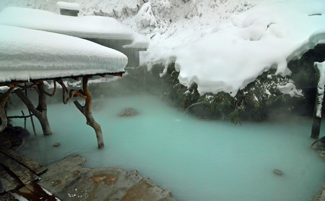 鶴の湯温泉　混浴露天風呂（冬） のイメージ