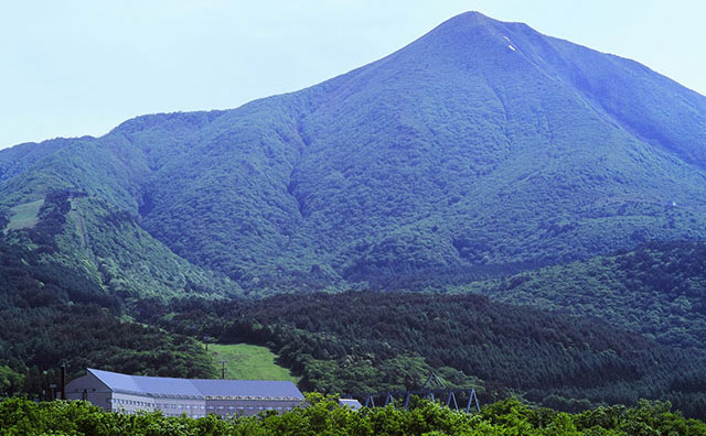 ホテル目の前にそびえる磐梯山