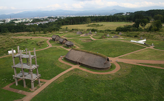 三内丸山遺跡　出典：JOMON ARCHIVES（青森県教育委員会撮影）