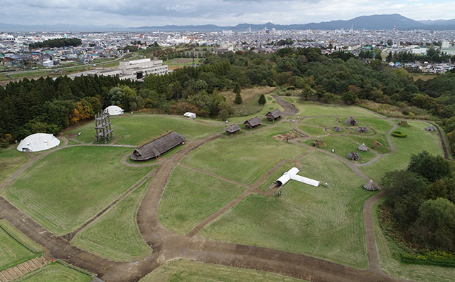 三内丸山遺跡　出典：JOMON ARCHIVES