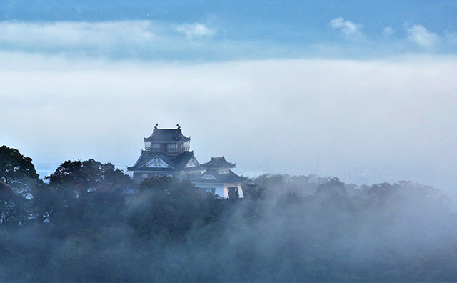 犬山から望む越前大野城と雲海のイメージ