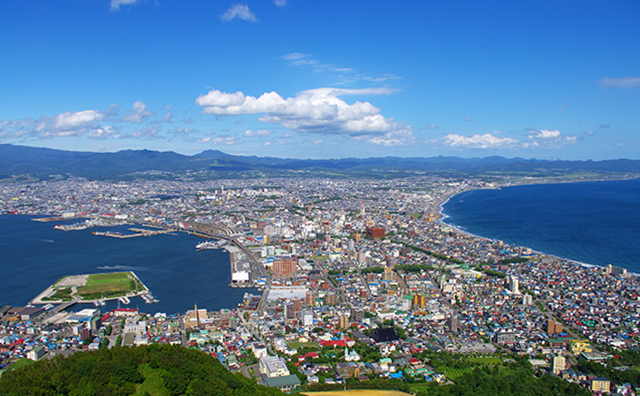 青い空と函館の街並み