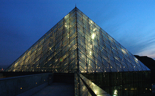 ガラスのピラミッド "HIDAMARI"