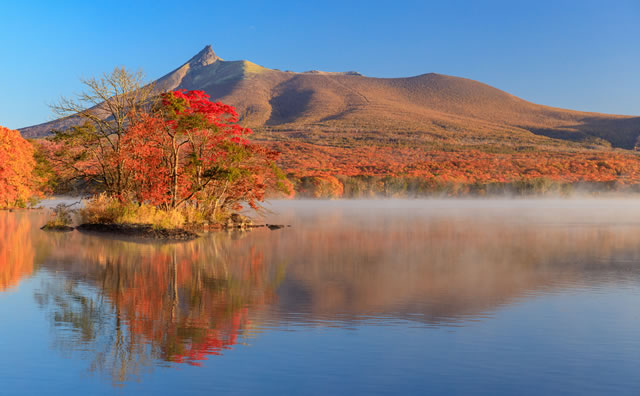 大沼国定公園 紅葉の大沼と北海道駒ケ岳 のイメージ