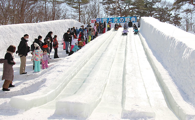 大沼函館雪と氷の祭典 氷のジャンボ滑り台