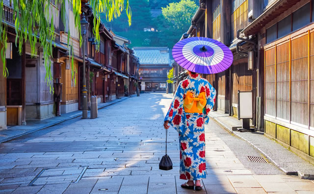 ひがし茶屋街と着物姿の女性