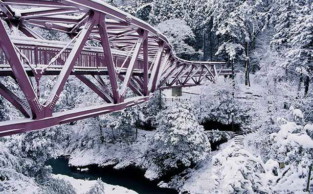 雪景色のあやとり橋