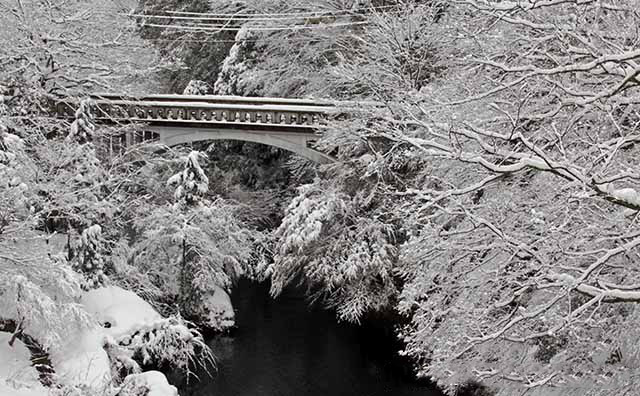 雪景色の黒谷橋