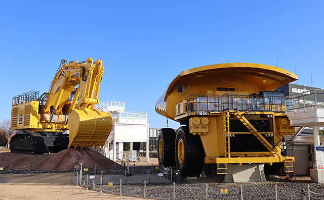 超大型鉱山機械「930E」と「PC4000」