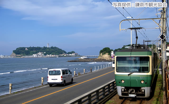 江ノ電と江の島（鎌倉高校前駅）