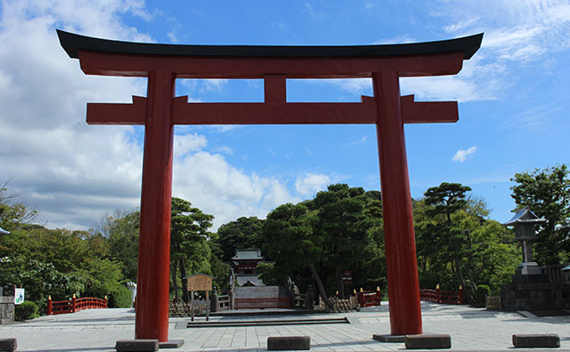 鶴岡八幡宮　三ノ鳥居（写真提供：鎌倉市観光協会）
