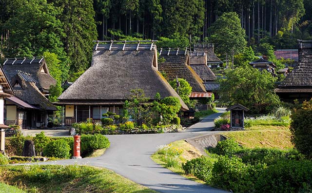 春の美山かやぶきの里の風景