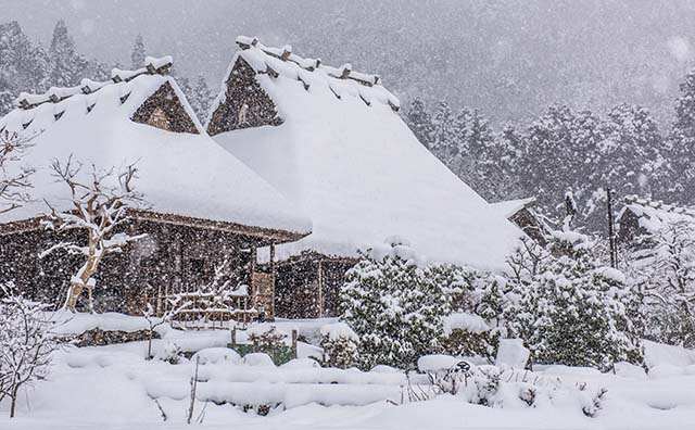 雪景色の美山かやぶきの里の風景