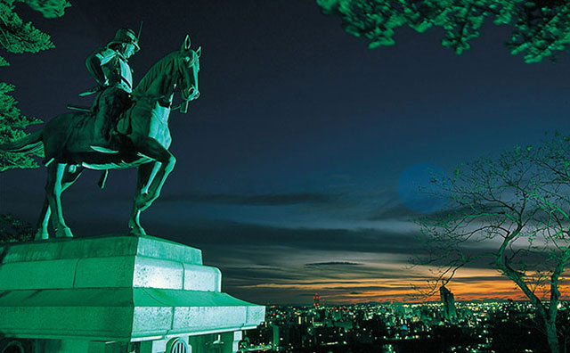 伊達政宗騎馬像と仙台市内朝焼けのイメージ