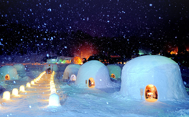 かまくらの里　夜の様子