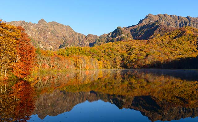紅葉の戸隠山と鏡池