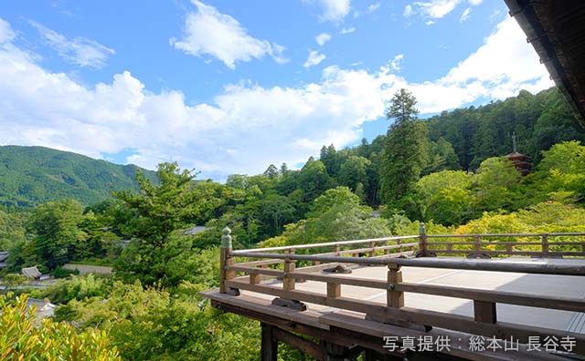 新緑の季節、本堂舞台から望む　©総本山 長谷寺