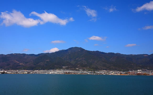 琵琶湖から見る比叡山 