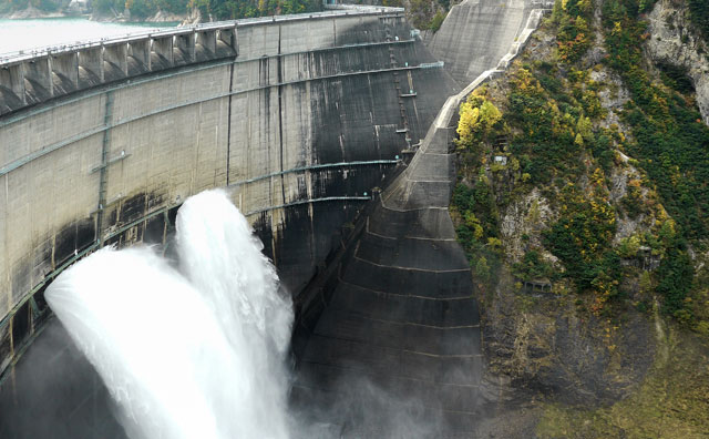 黒部ダムの放水イメージ