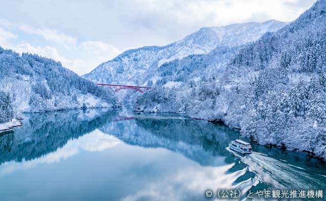 庄川峡遊覧船と利賀大橋
