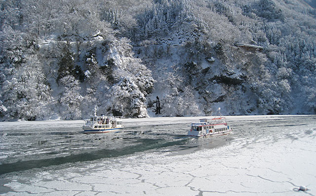 冬の庄川遊覧船