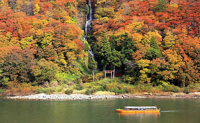 最上川舟下り　白糸の滝