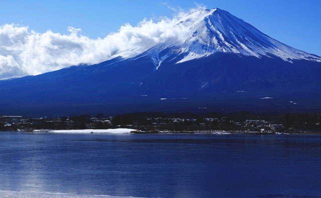 冬の河口湖と富士山 のイメージ