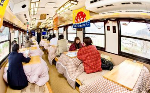 三陸鉄道リアス線　こたつ列車の車内