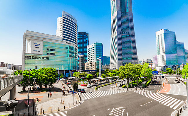 桜木町駅前