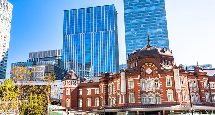 東京駅とビル群のイメージ