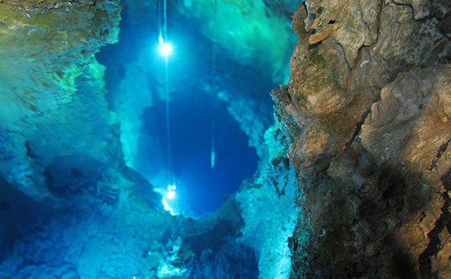 龍泉洞　地底湖のイメージ