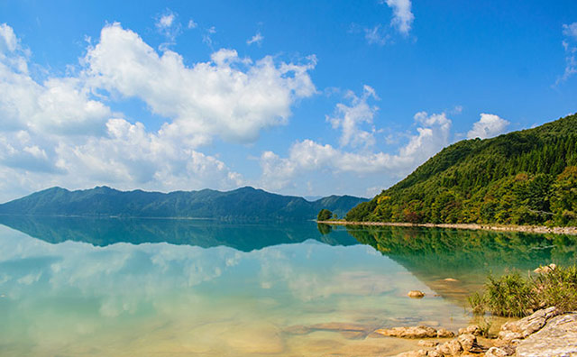 日本一の深さを誇る湖「田沢湖」のイメージ