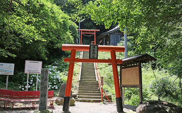 磐梯熱海温泉 温泉街の外れに佇む源泉神社