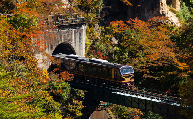 鳴子峡と電車のイメージ