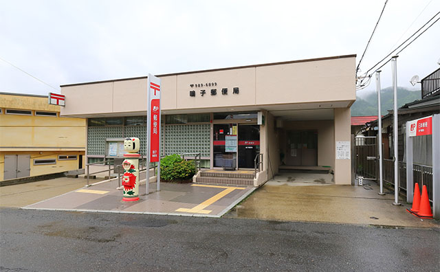 鳴子郵便局「こけしポスト」