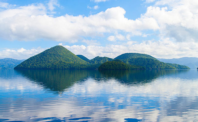 湖畔から望む中島のイメージ