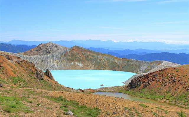 草津白根山の「湯釜」