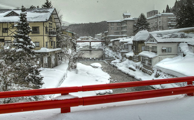 冬の赤倉温泉街のイメージ