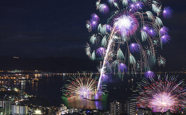 諏訪湖祭湖上の花火大会のイメージ