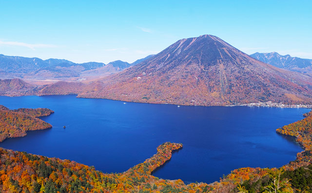 中禅寺湖と男体山